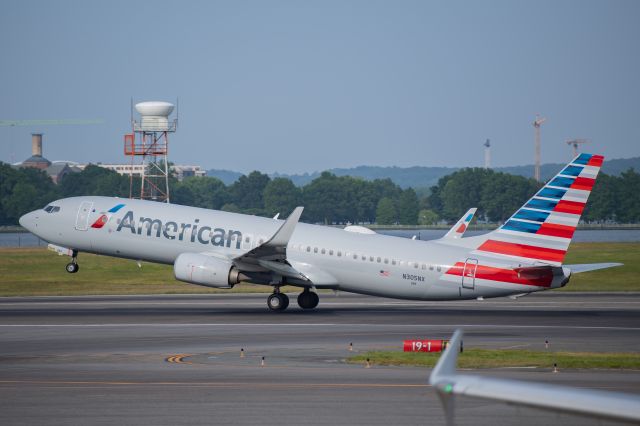 Boeing 737-800 (N305NX)