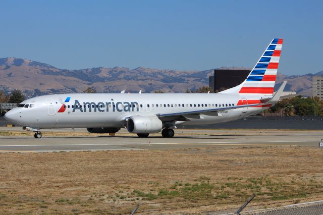 Boeing 737-800 (N947NN)