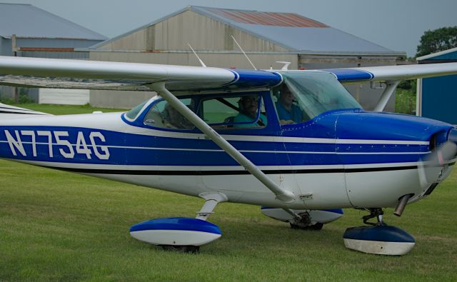 Cessna Skyhawk (N7754G) - 7/24/21 taxing to unload passengers.  Great flight.