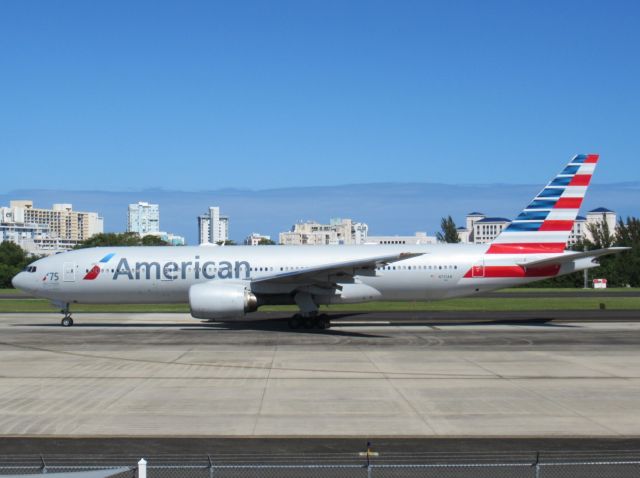 Boeing 777-200 (N751AN)