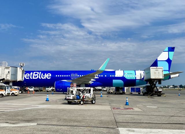 Airbus A321neo (N2188J) - New livery Jetblue A321nayobr /07/17/24 @ KBOS
