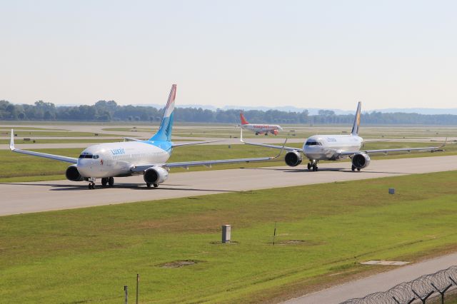 Boeing 737-700 (LX-LGS)