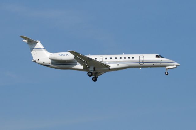 Embraer ERJ-135 (N983JC)