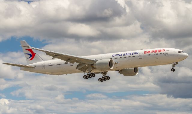 BOEING 777-300ER (B-7883)