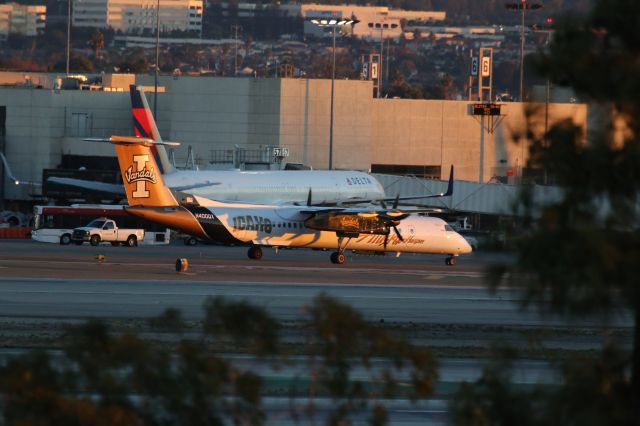 de Havilland Dash 8-400 (N400QX)