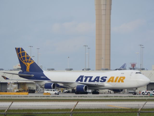 Boeing 747-400 (N415MC)