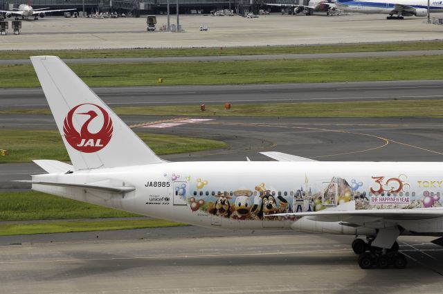 Boeing 777-200 (JA8985) - Taxing at Haneda Intl Airport on 2013/07/20 "No1 JAL Happiness Express c/s"