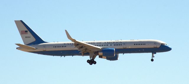 Boeing 757-200 (99-0004)