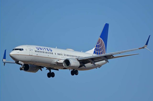 Boeing 737-800 (N76519) - United Boeing 737-824 N76519 at Phoenix Sky Harbor on February 6, 2018.