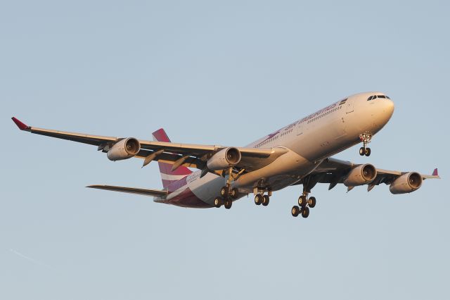 Airbus A340-300 (3B-NBJ) - bord de piste CDG