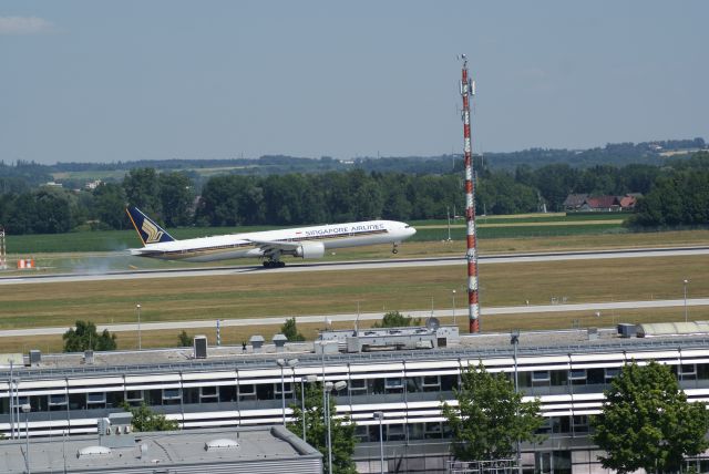 BOEING 777-300 (9V-SWD)