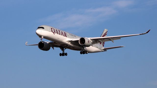 Airbus A350-900 (A7-AMH) - On final is this 2018 Qatar Airways Airbus 350-941 from the Autumn of 2020.