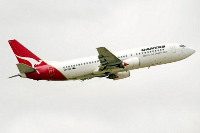 BOEING 737-400 (VH-TJJ) - A Qantas old girl getting airborne off runway 23, on the last day of the Australian summer. Thursday 28th February 2013.