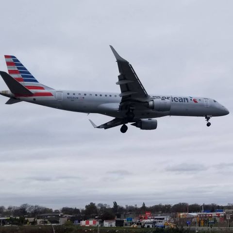 Embraer ERJ-190 (N959UW)