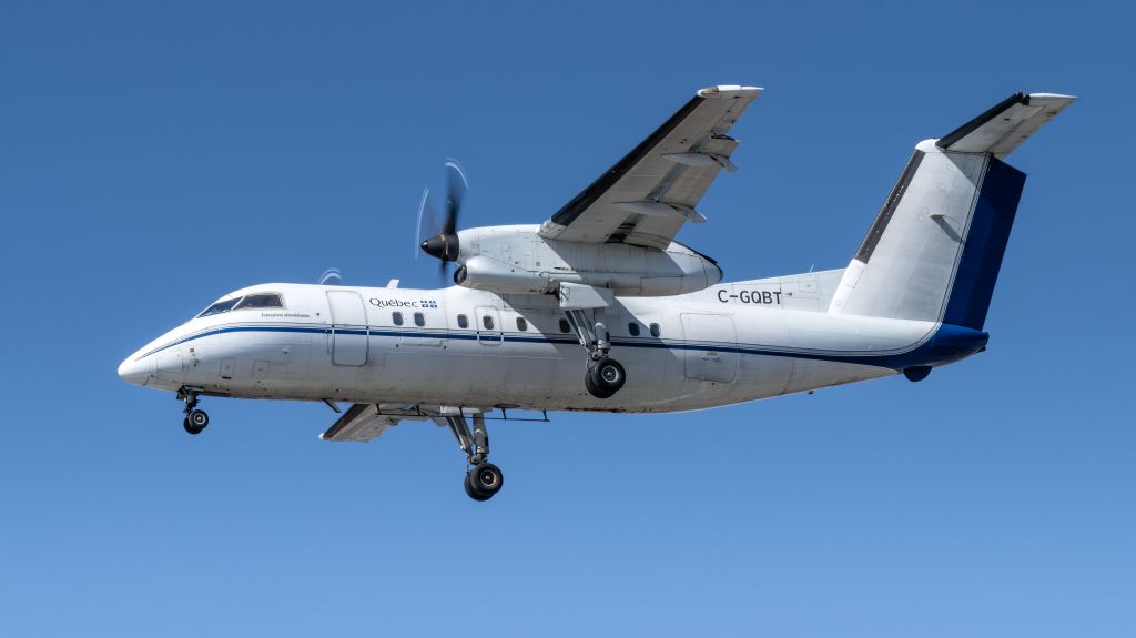de Havilland Dash 8-200 (C-GQBT) - Ambulance air service of Gouvernement du Quebec few secondes before landing.