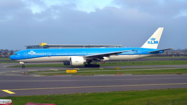 BOEING 777-300ER (PH-BVU) - KLM Boeing 777-306ER PH-BVU in Amsterdam 