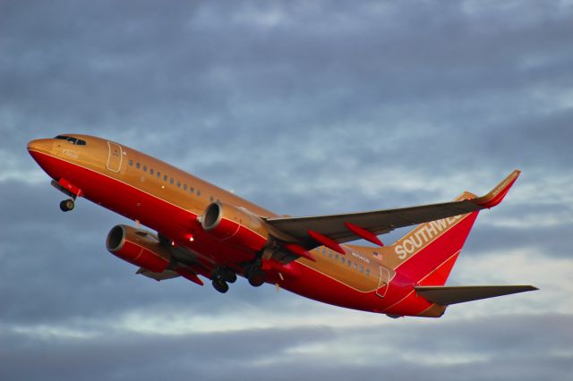 Boeing 737-700 (N714CB)