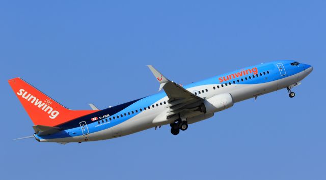 Boeing 737-800 (C-FIUM) - Sunwing C-FIUM departing Aruba