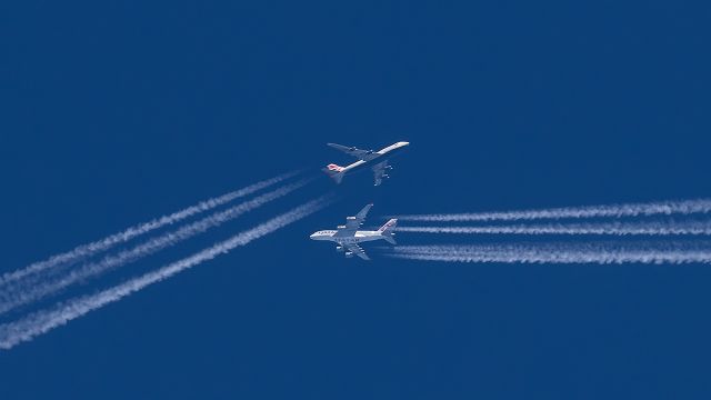 Airbus A380-800 (A7-APH) - A7-APH and G-BNLY over Luxembourg. It looks dangerous, but the vertical separation was 5000 feet. While the A380 was at FL400, the B747 was cruising at FL350.