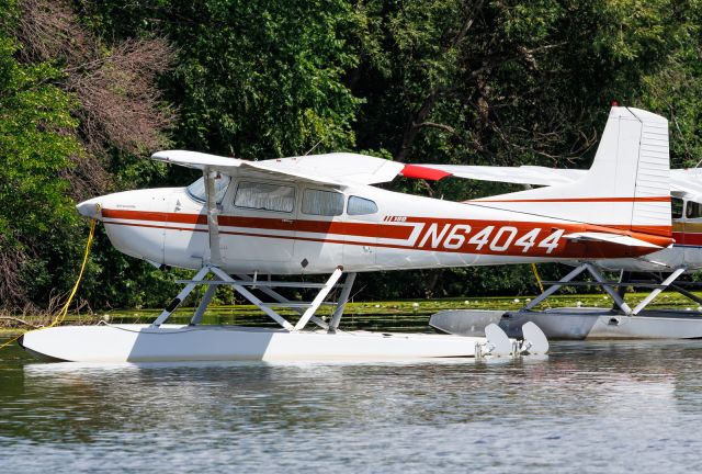 Cessna Skywagon 180 (N64044)