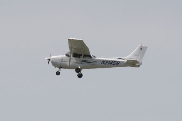 Cessna Skyhawk (N21458) - Cessna Skyhawk (N21458) departs Sarasota-Bradenton International Airport