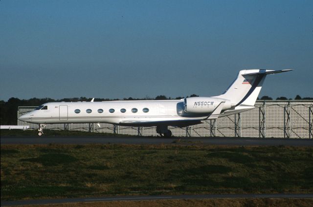 Canadair Challenger (N550CW) - Taxing at Narita Intl Airport on 2003/11/14