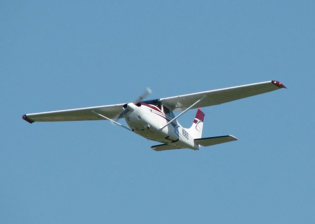 Cessna Skylane (N6161S) - Leaving runway 32 at the Shreveport Downtown airport.