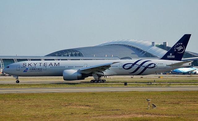 BOEING 777-300ER (B-2049)