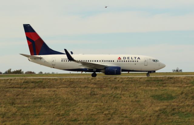 Boeing 737-700 (N310DE) - Delta 1473 taxis to the gate on Taxiway Alpha. Not too many 737s come to Lexington, except charters.