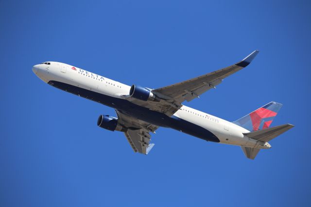 BOEING 767-300 (N174DN)
