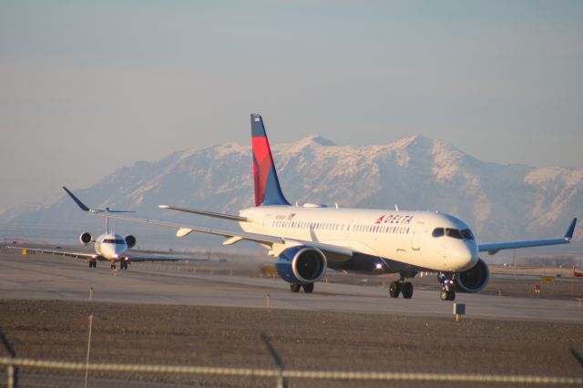 Airbus A220-100 (N306DU)