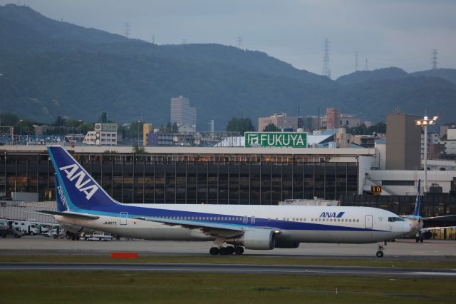 BOEING 767-300 (JA8677)