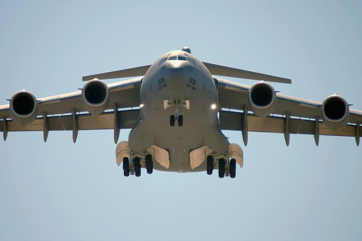 N055139 — - A U.S. Air Force Boeing C-17A Globemaster III on final for March ARB in Riverside, CA. What a massive machine!