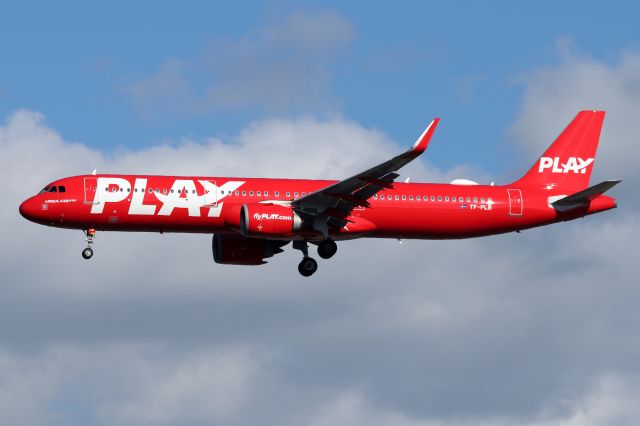 Airbus A321 (TF-PLB) - 'Player 617' arriving from Reykjavik