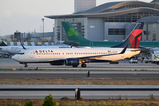 Boeing 737-800 (N3745B)