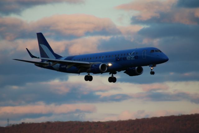 Embraer ERJ-190 (N114BZ)