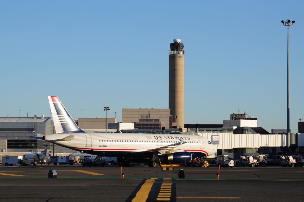 Airbus A320 (N669AW)