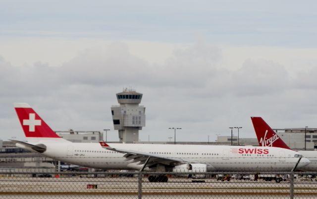 Airbus A330-300 (HB-JHJ)