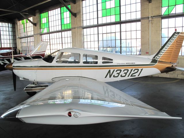 Piper Cherokee (N33121)