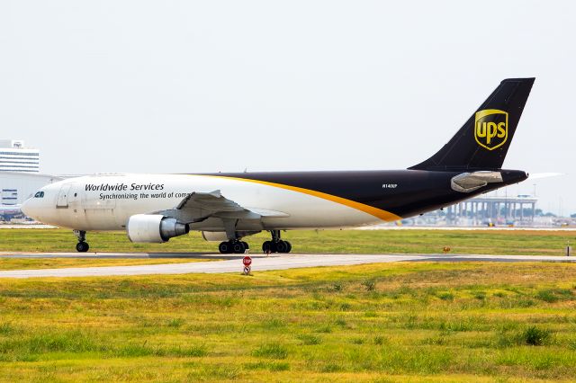 Airbus A300F4-600 (N140UP) - 08/27/2015 UPS N140UP A307 KDFW