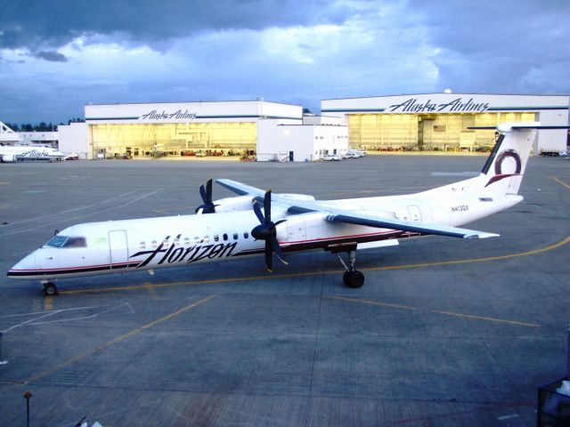de Havilland Dash 8-400 (N413QX)