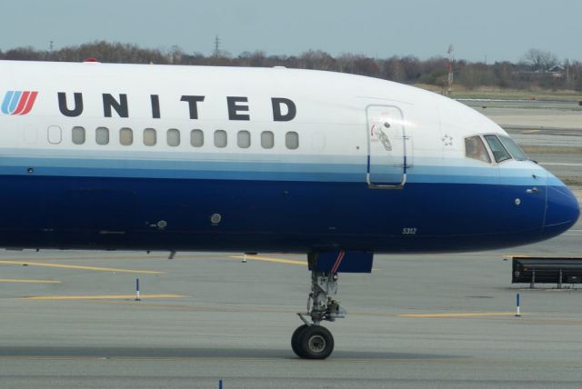 Boeing 757-200 (N512UA)