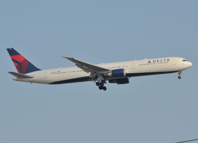 BOEING 767-400 (N835MH)