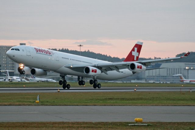 Airbus A340-300 (HB-JMB)