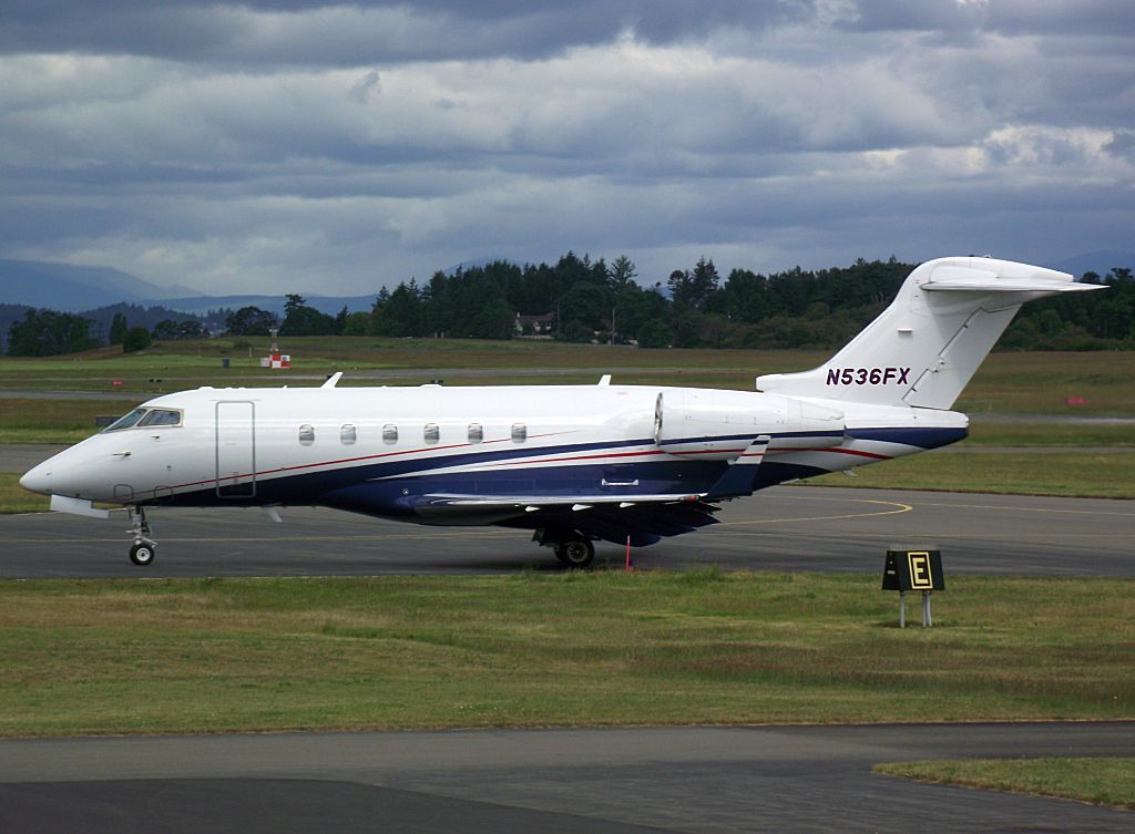 Bombardier Challenger 300 (N536FX)
