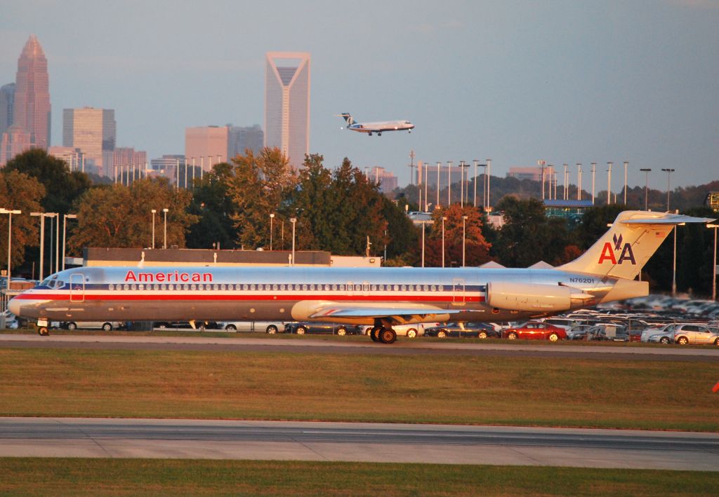 McDonnell Douglas MD-83 (N76201) - Taxiing to 18C - 10/24/10