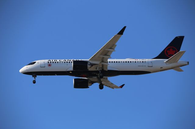 Airbus A220-300 (C-GMYU)