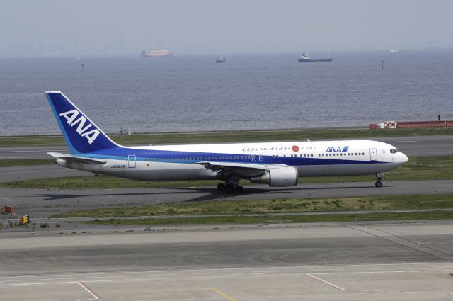 BOEING 767-300 (JA8275) - Taxing at Haneda Intl Airport on 2012/04/15