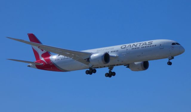 Boeing 787-9 Dreamliner (VH-ZNG) - Qantas 787 on approach runway 25 YSSY