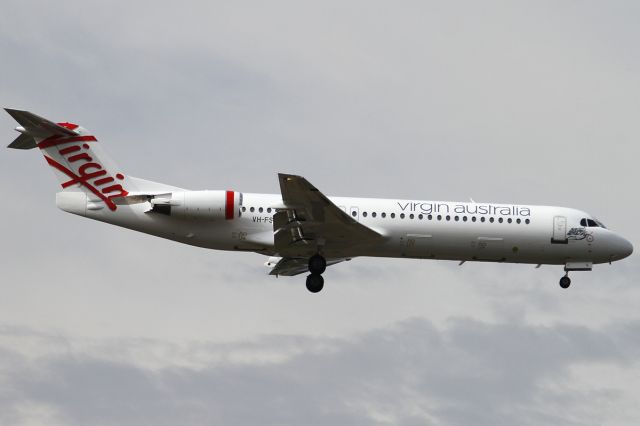 Fokker 100 (VH-FSQ)